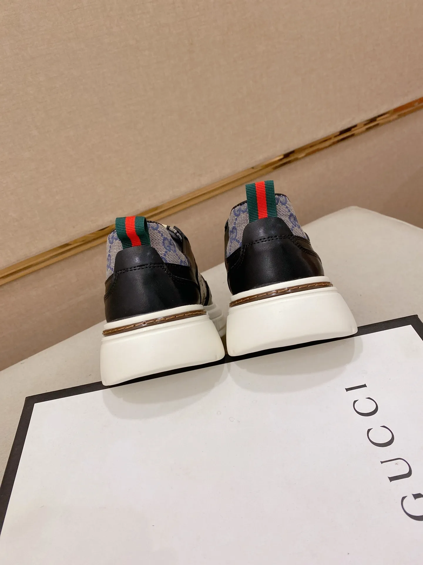 Men's shoes💰 400💰The new GUCCI (Gucci) counters are launched simultaneously. The new men's shoes, 😘fabrics are selected from imported cowhide, and the lining is sheepskin lining. 👍🏿 High-end ☄️ air-cushion molded anti-slip rubber outsole, exquisite lines, simple and elegant, comfortable and high-end for leisure travel. Code number: 38 to 44 (45 can be customized and cannot be returned or exchanged)